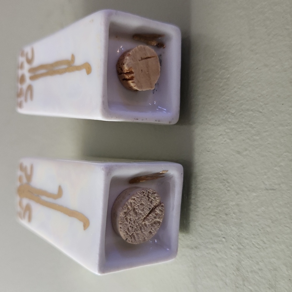Pair of Antique salt and pepper shakers. - Picture 3 of 8